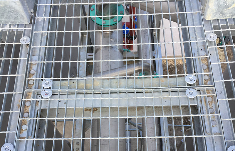 Instalación de grating industrial en pisos y plataformas